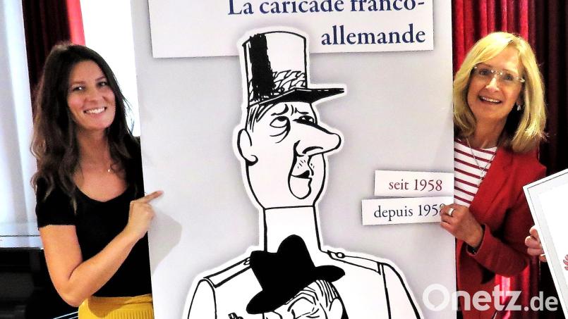 Stefanie Süß (links, mit Mitarbeiterin Herta Zölch bei einer Ausstellungseröffnung) verlässt ihren Arbeitsplatz für zwei Jahre. Die Leiterin der Tourist-Information und des Museumsquartiers hat ein Tourismusmanagement-Studium an der Technischen Hochschule Deggendorf abgeschlossen und möchte ihren Master machen. Bild: ubb