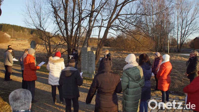An den Kreuzwegstationen am Steig nach Stadlern gedachten die Gläubigen dem Leiden Christi. Bild: mmj