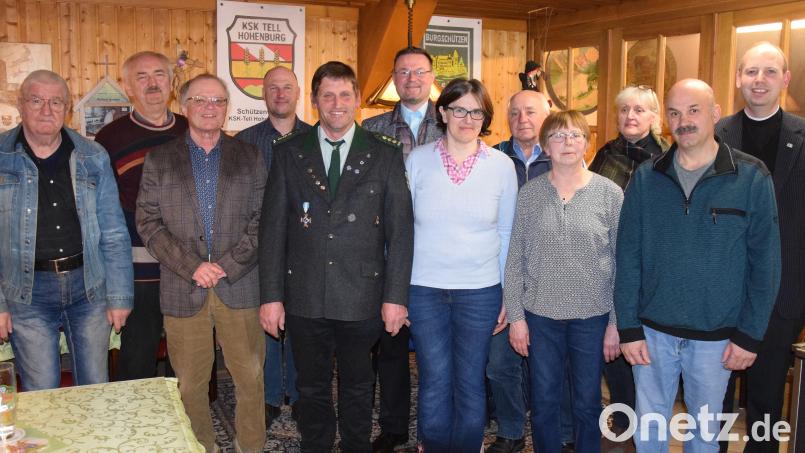 Die KSK-Tell- und Burgschützen Hohenburg wählen einen neuen Vorstand mit Schützenmeister Josef Scharr (Mitte) an der Spitze. Ihm gratulieren Bürgermeister Florian Junkes (rechts daneben und Pfarrer Hans Jürgen Zeitler (rechts). Bild: bö