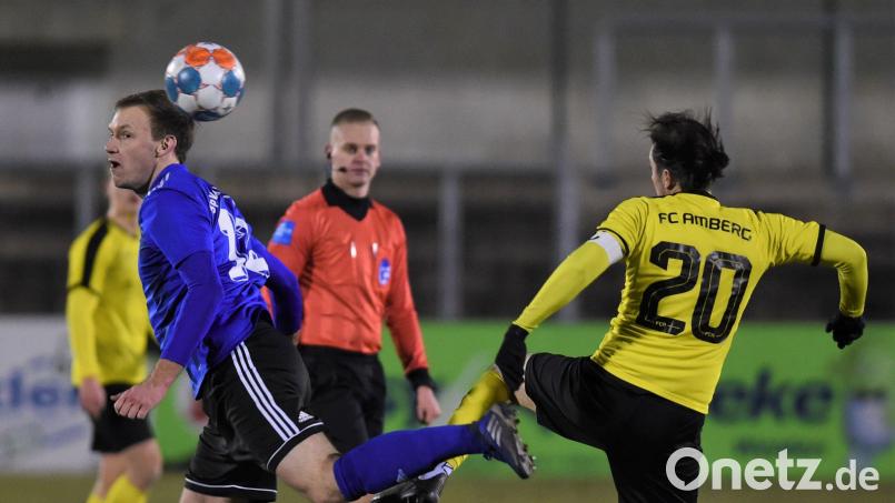 Sven Kopp (links) und seine Kollegen kamen gegen den FC Amberg nicht über ein 0:0 hianus. Bild: Büttner, Gerhard