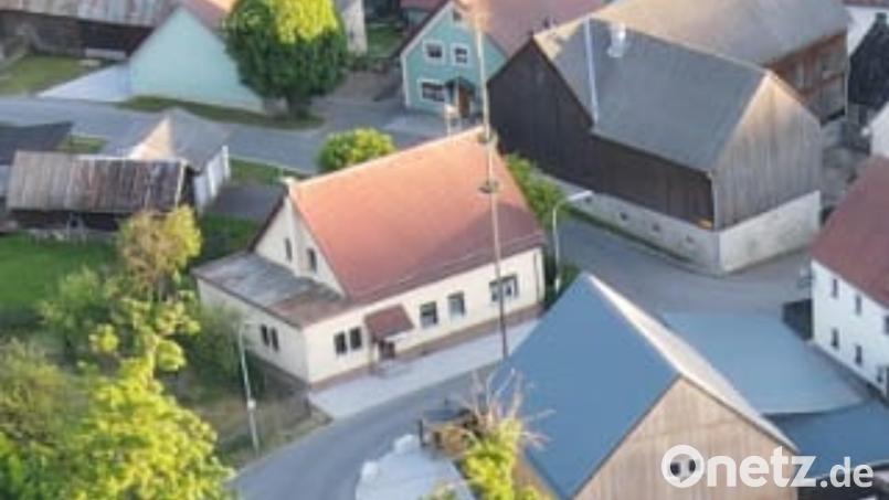 Das ehemalige Schulhaus und heutige Schützenhaus im Waidhauser Ortsteil Reichenau ist für eine umfassende Sanierung vorgesehen. Entsprechende Gelder stellt der Marktrat im neuen Haushalt bereit. Bild: fjo