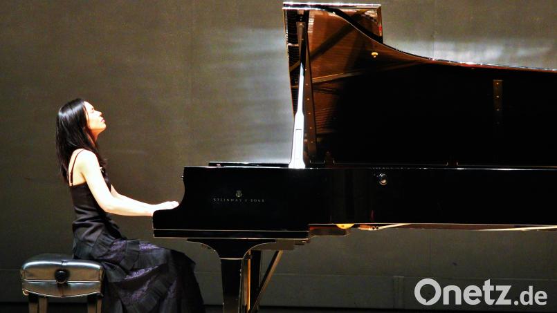 Die Konzertreihe war auch Programm: Pianistin Mona Asuka lieferte am Freitagabend in der Max-Reger-Halle ein wahres Meisterkonzert ab. Bild: stg