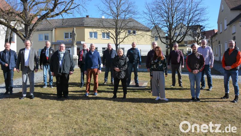 Die DGB-Vertreter aus der Oberpfalz kamen zur Klausurtagung nach Konnersreuth. Mit dabei waren DGB-Geschäftsführer Christian Dietl (Vierter von links), Seniorenvertreter Manfred Haberzeth (Sechster von links) sowie die beiden Organisationssekretäre Peter Hofmann (Zweiter von links) und Katja Ertl (Fünfte von rechts). Bild: jr