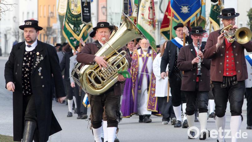 Der Trachtenverein &quot;Enzian Bruck&quot; mit dem Vorsitzenden Jürgen Hofmann (links) an der Spitze feiert das 100-jährige Bestehen und richtet dazu im Juni das &quot;Deutsche Trachtenfest&quot; aus. Bild: Hirsch