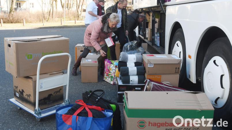 Viele Helfer verpacken bei dem Bus in Weiden die Spenden. Bild: Gabi Schönberger