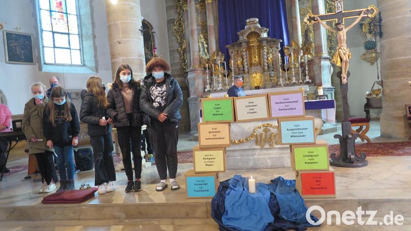„Friede bedeutet, Brücken bauen und sie betreten“, war die Botschaft bei der Stapelaktion der Mittelschüler. Bild: jzk