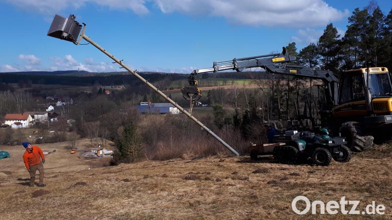 Die acht Flutlichtmasten an der Skianlage Schloppach sind bei einem Arbeitseinsatz umgelegt worden. Links im Bild Benjamin Müller, einer der engagierten Helfer aus den Reihen des Turnvereins Waldsassen. Bild: pz