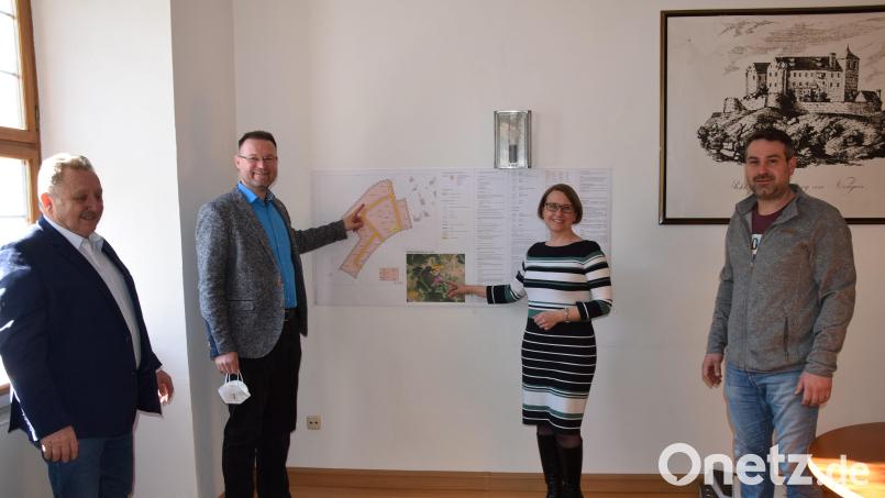 Die Wohnbaugebiet boomen. Innerhalb weniger Monate war das neue Wohnbaugebiet G´steibat in Mendorferbuch ausverkauft. (von links): 3. Bürgermeister Johann Seitz, Bürgermeister Florian Junkes, die Bundestagsabgeordnete Susanne Hierl (CSU) und Marktgemeinderat Michael Schießl. Bild: bö