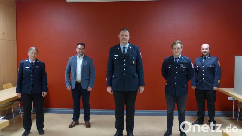 Die Neudorfer Wehr hat ein neues Kommandanten-Duo an der Spitze: Von links: Kreisbrandmeisterin Carola Adam, Bürgermeister Sebastian Hartl, Kommandant Michael Klaschka, Stellvertreter Simon Reisnecker und Kreisbrandinspektor Marco Saller Bild: hme