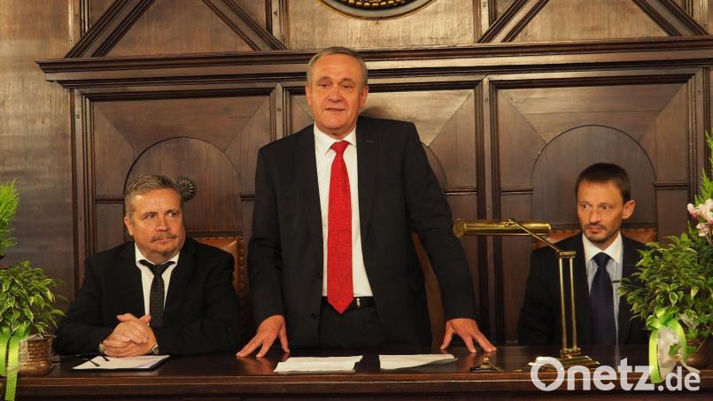 Rolf Schmidt (links) war 2016 zu Gast im Alten Rathaus anlässlich einer Feierstunde zum Tag der deutschen Einheit. Er pflegt gute Beziehungen zu Alt-OB Kurt Seggewiß und Amtsinhaber Jens Meyer (rechts). Archivbild: sbü