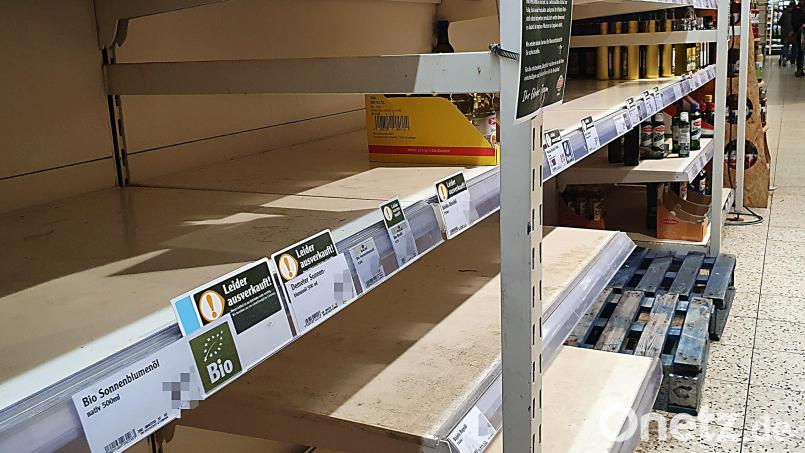Leere Regale diesmal nicht beim Klopapier, sondern bei Speiseölen: Wie hier in einem Schwandorfer Großmarkt sieht es in vielen Geschäften aus. Sonnenblumenöl ist nicht nach Hamsterkäufen teilweise ausverkauft. Bild: Hösamer