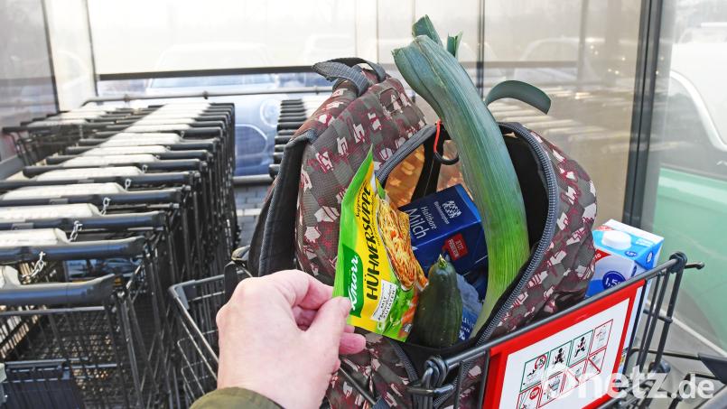 Wer mit dem Rucksack einen Supermarkt betritt, läuft Gefahr, an der Kasse kontrolliert zu werden. Ein Blick in den Rucksack ist in vielen Läden üblich. Aber ist er auch rechtlich in Ordnung? Bild: Gabi Schönberger