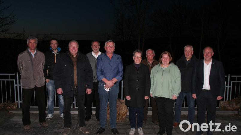 Die Krippenfreunde Schnaittenbach wählen einen neuen Vorstand (von links): Helmut Pichl und Michael Reindl (Kassenrevisoren), Richard Rauch (Schriftführer), Pfarrer Josef Irlbacher, Peter Pichl (Zweiter Vorsitzender), Karin Kraus (Kassenverwalterin), Bernhard Büller und Manuela Fronhofer (Beisitzer), Uli Reindl (Vorsitzender) und Bürgermeister Marcus Eichenmüller. Bild: ads
