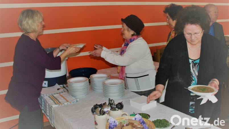 Viele Besucher verkosteten bereits 2011 unter der Vorsitzenden Maria Meier die leckere Kartoffelsuppe. Archivbild: gz