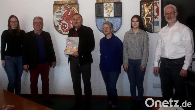 Über 40 Jahre lang arbeitete Werner Härtl (Dritter von links) in der Verwaltung der Marktgemeinde Wiesau. Zum wohlverdienten Ruhestand gratulierten (von links) Christina Heinl, Bürgermeister Toni Dutz sowie (von rechts) Geschäftsleiter Thomas Weiß und Härtls Büro-Kolleginnen Romy Schultes und Martina Koller. Bild: wro