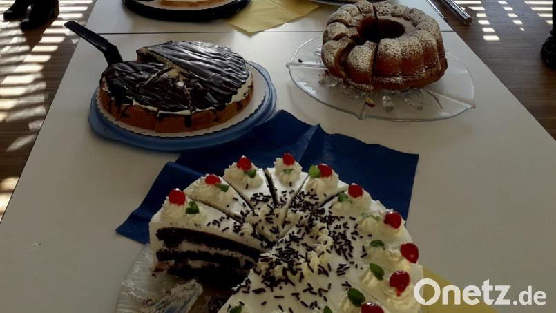 Die Kohlberger buken, was das Zeug hielt, um möglichst viele Kuchenstücke zugunsten der Ukrainehilfe verkaufen zu können. Bild: Beate Heumann/exb