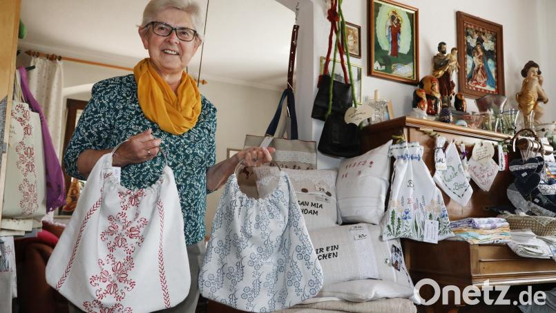 Marianne Zisler mit zwei Zegerer-Modellen. Sie näht und bedruckt auch Tischdecken oder Brotbeutel. Bild: Gerhard Götz