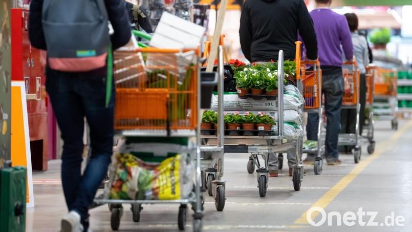 Muss der Kunde links im Bild gleich an der Kasse seinen privaten Rucksack öffnen? Weil er etwas stehlen wollen könnte? Geschäfte pochen gern auf ihr Hausrecht, übersehen dabei aber die Rechte des Verbrauchers. Taschenkontrollen ohne Verdacht an der Kasse sind verboten. Symbolbild: Sven Hoppe/dpa