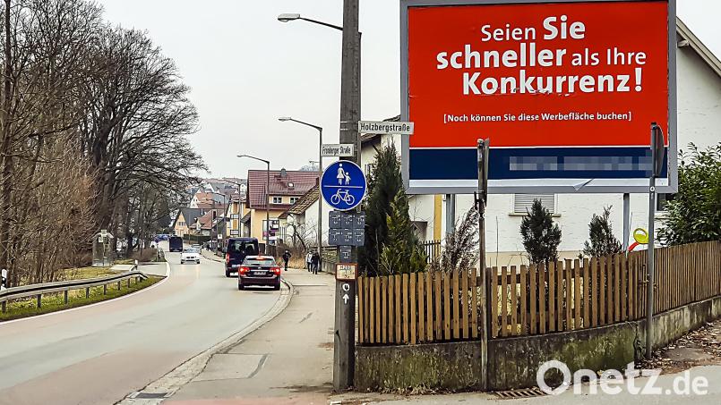 Die neue Werbetafel am Ortseingang nach Fronberg sorgt für Protest im Bauausschuss. Bild: Hösamer