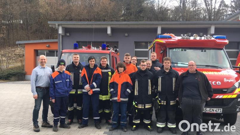Die fleißigen Müllsammler mit Bürgermeister Hans Ram (links), Kommandant Michael Rothut (FFW Thanheim) und dem Zweiten Vorsitzenden der FFW Ensdorf, Gerald Wiesen Bild: tra