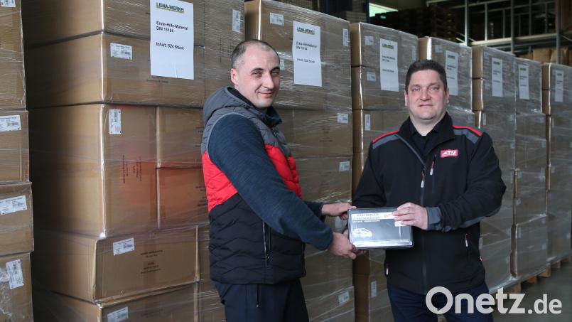 ATU-Werkstattleiter Volker Müller übergibt die 50 000 Verbandspäckchen an den Fahrer eines Logistikpartners der Johanniter. Bild: Tim-Niklas Kubach