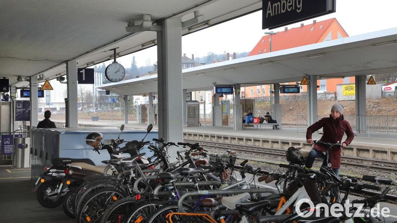 Die Tage dieser Radabstellplätze am Amberger Bahnhof scheinen gezählt zu sein. Auf dem Gelände soll eine neue Anlage entstehen. Mit Überdachung und Beleuchtung. Bild: Wolfgang Steinbacher