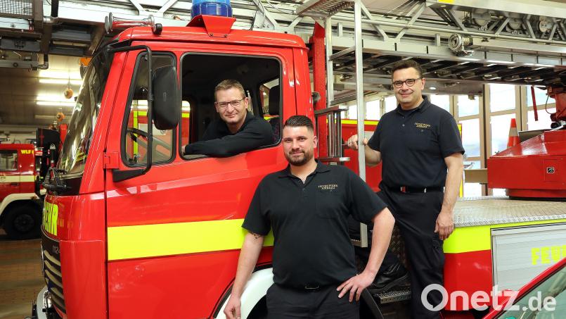 Drei Quereinsteiger unter den Aktiven der Feuerwehr Amberg (von links): David Ströhl, der inzwischen hauptamtlich dabei ist, sowie Sascha Prem und Christoph Matz, die den Feuerwehrdienst ehrenamtlich als &quot;Hobby&quot; leisten. Bild: Wolfgang Steinbacher