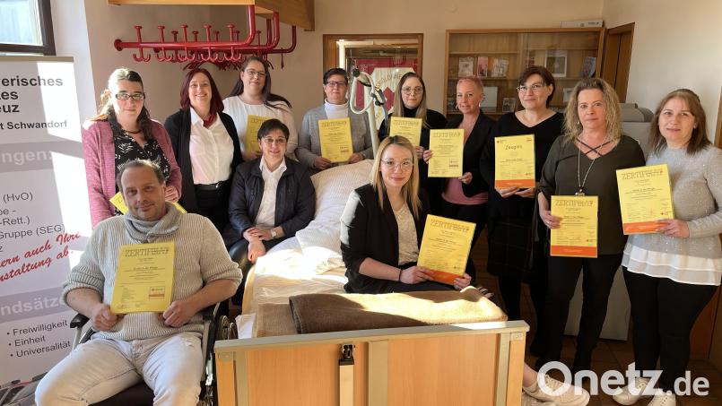 Die Teilnehmer am Kurs &quot;Helfer in der Pflege&quot; bekamen nach der erfolgreichen Prüfung ihre Lehrgangsbestätigungen. Bild: Alexandra Maschek/exb