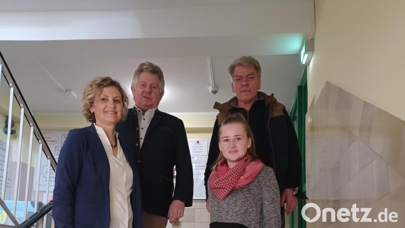 Sie helfen bei der Unterbringung der Geflüchteten: (vorne, von links) Christa Neubauer-Kreutzer, Geschäftsführerin Kreishandwerkerschaft Nordoberpfalz, Corinna Zötzl, Angestellte, (hinten, von links) Erich Sperber Vorstand, Wolfgang Seifried stellvertretender Vorstand Verein "Handwerkerhaus e. V.". Bild: Kreishandwerkerschaft Nordoberpfalz/exb