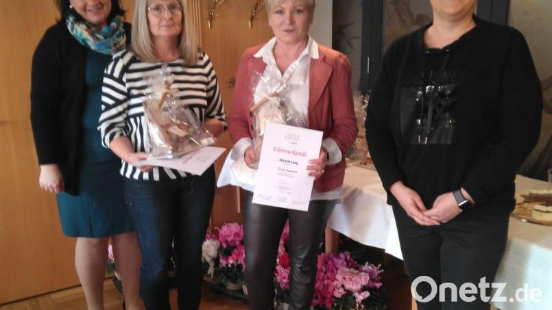 FU-Bezirksvorsitzende Barbara Gerl (links) und FU-Ortsvorsitzende Susanne Schnabel (rechts) gratulieren Anita Heßler (Zweite von links) und Elfriede Lang zu 20-jähriger und 15-jähriger Mitgliedschaft in der Frauen-Union. Bild: sne