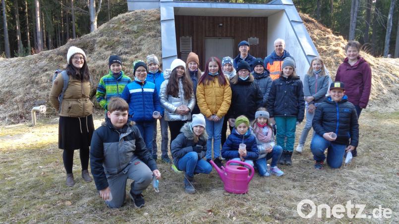 Die vierte Klasse war auf "Wassertour". Im Bild die Schüler zusammen mit Bürgermeisterin Sonja Meier, Wasserwart Georg Zangl, Alfons Linsmeier und Melanie Seiderer (von rechts) vor dem Hochbehälter. Bild: amö