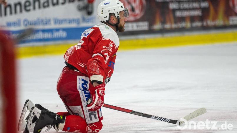 Andrew Schembri kniet enttäuscht auf dem Eis: Den Eisbären Regensburg droht nach der zweiten Heimpleite gegen die IceFighters Leipzig das Aus im Play-off-Achtelfinale. Bild: Andreas Nickl