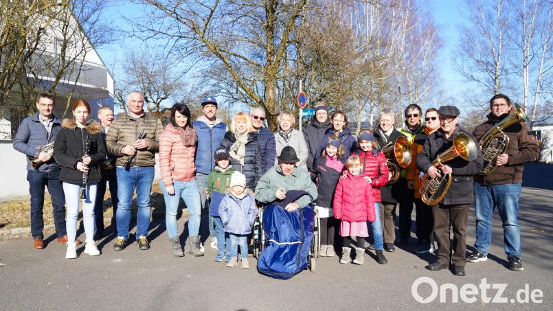 Bei strahlendem Sonnenschein genoss Johann Bauer (vorne, Bildmitte) zusammen mit seinen Verwandten das Geburtstagsständchen seiner Lieblingskapelle. Bild: kaz