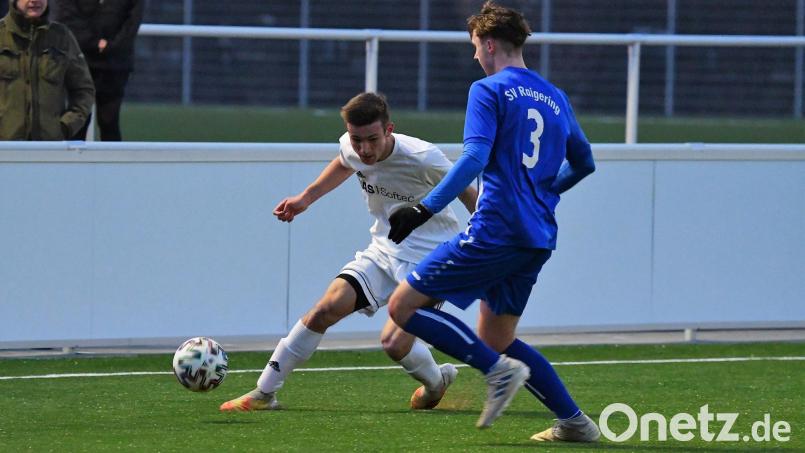 Der Weidener Stefan Pühler (links) geht an seinem Gegenspieler Tim Thormann vom SV Raigering vorbei. Allerdings unterlag die U19 vom Wasserwerk mit 0:1. Bild: Dagmar Nachtigall