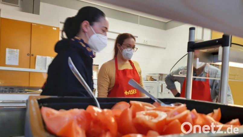 Seit zwei Wochen betreut der ASB-Regionalverband Jura die Essensausgabe in der Flüchtlingsunterkunft in Sulzbach-Rosenberg. Diese Aufgabe übernimmt er auch in der Einrichtung in Auerbach, die in einigen Tagen in Betrieb geht. Bild: ASB-Regionalverband Jura/exb