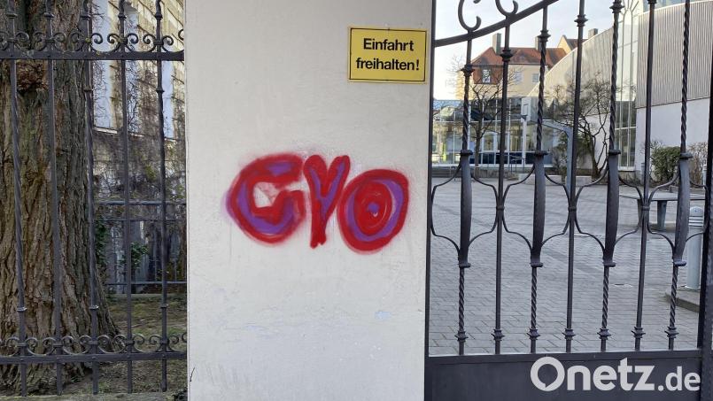 Ungekannte haben zwei Pfeiler bei der Luitpoldschule besprüht. Bild: Polizeiinspektion Amberg