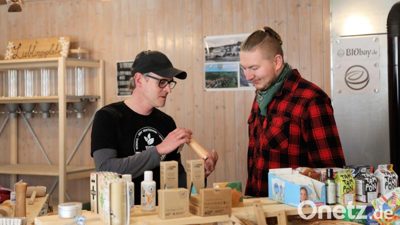 Max Scheuerer (rechts), der Betreiber des neuen Gutenecker Dorfladens und Torsten Rustler bringen mit ihren Ideen frischen Wind in den früheren &quot;Tante-Emma-Laden&quot; in der Hofmarkstraße in Guteneck. Bild: akp