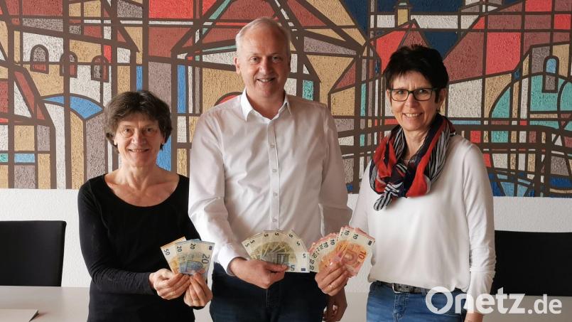 Insgesamt 500 Euro zugunsten der Ukraine-Hilfe (von links): Abteilungsleiterin Monika Hecken-Emmel, Bürgermeister Bernhard Lindner und Elisabeth Lederer, die Spielleiterin der Volleyballabteilung. Bild: Elisabeth Lederer/exb