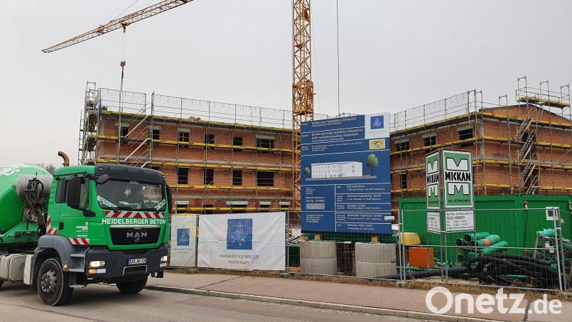 Der Bau der neuen Betreuungseinrichtung der Barmherzigen Brüder in Schwandorf geht flott voran. Man städtisches Projekt dagegen verharrt in der Warteschleife. Bild: Hösamer
