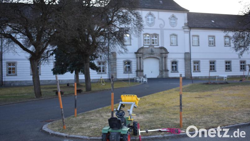 Vor der Notunterkunft in Fockenfeld stehen Spielgeräte. Dort sind viele Mütter mit Kindern aus der Ukraine untergebracht, die vor dem Krieg im eigenen Land geflüchtet sind. Bild: lue