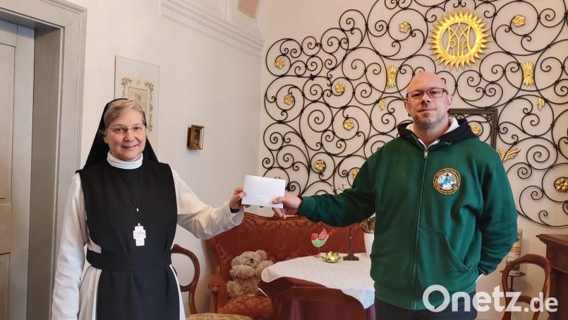 Äbtissin Laetitia Fech im Kloster Waldsassen bei der Übergabe der 2000-Euro-Spende für die Flüchtlingshilfe an Robert Hoyer. Bild: KRSK Mitterteich/exb