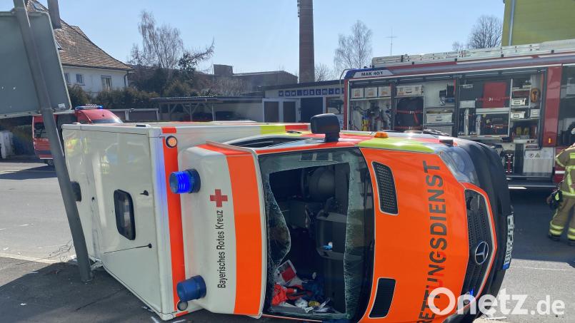 Die Polizei Marktredwitz schätzt den Schaden am Rettungswagen auf etwa 60.000 Euro. Bild: Polizei Marktredwitz/exb