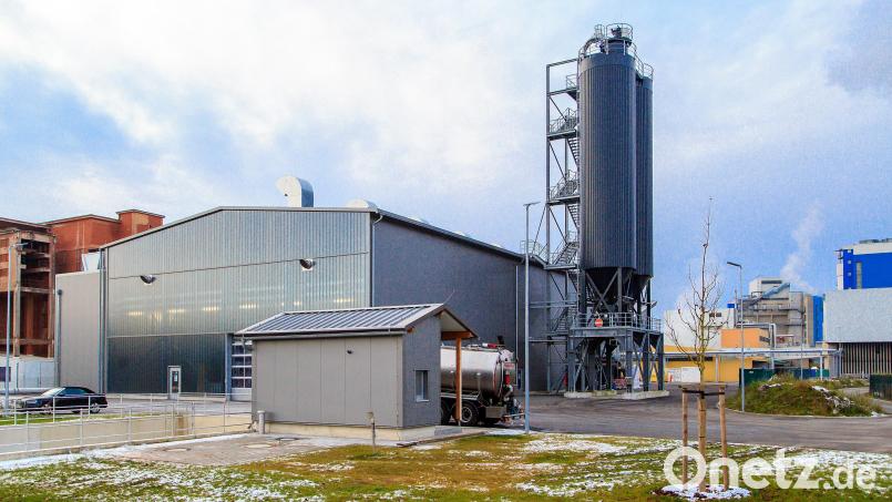 In der Schwandorfer Anlage wird Klärschlamm getrocknet. Das Substrat soll dann in Straubing verbrannt werden, unter Rückgewinnung von Phosphat als wichtigem Dünger. Bild: Hösamer