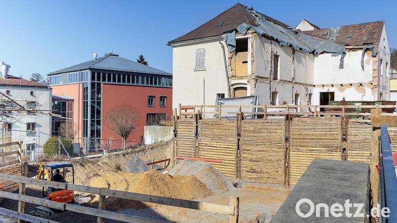 Das alte Krankenhaus zwischen Gerhardingerschule und Rathaus wird saniert. Die Baugrube für den Ersatzneubau ist bereits ausgeboben. Bild: Hösamer