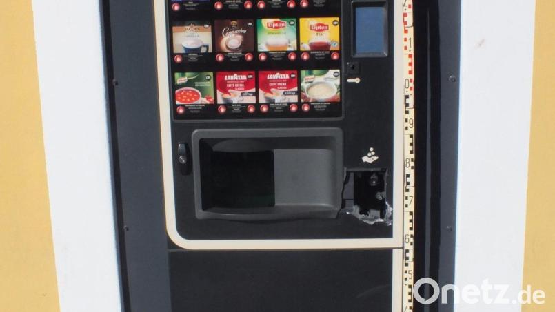Am Bahnhof in Maxhütte-Haidhof wurde dieser Automat aufgebrochen und die Geldkassette entwendet. Bild: Bundespolizeiinspektion Waldmünchen/exb