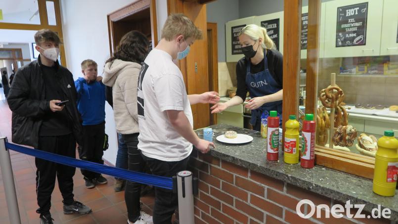 „Beim Pausenverkauf muss es schnell gehen“, weiß Daniela Wild bereits aus ihrer Erfahrung von wenigen Tagen. Bild: jzk
