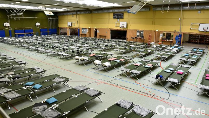 Die Notunterkunft in der GMG-Turnhalle am Freitagabend – bevor die ersten Flüchtlinge aus der Ukraine hier eingetroffen sind. Mittlerweile schlafen etwa 100 Menschen auf diesen Feldbetten. Archivbild: Petra Hartl