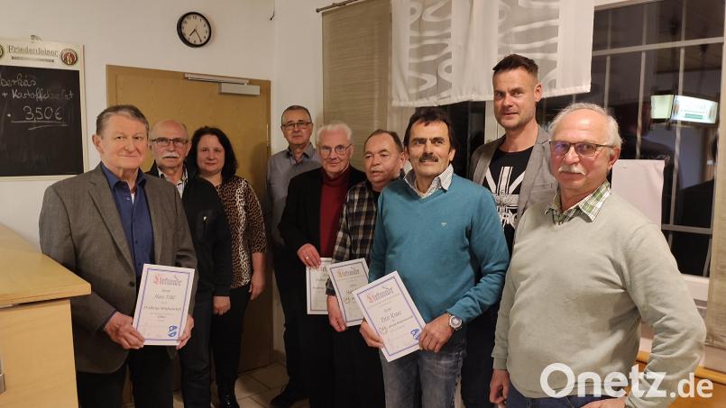 Die geehrten Mitglieder des SV Störnstein (von links) Hans Völkl, Norbert Meiler, Diana Baumann, Alois Voit, Helmut Kreuzer, Hans Kraus, Peter Kraus, Andreas Hofmann und Josef Meiler. Bild: Tobias Schiener/exb