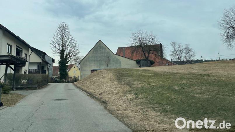 Hinter dem ehemaligen Gasthause Krellner in Achtel wäre einer der zwei Standorte für die mögliche Nahwärmeversorgung in Achtel. Bild: lei