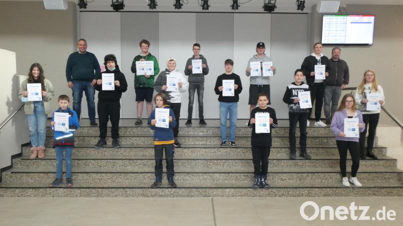 Realschuldirektor Oliver Brandt (hinten links) überreichte zusammen mit Seminarrektor Claus Lindner (hinten rechts) im Namen der Geografiefachschaft Urkunden an die erfolgreichen Schülerinnen und Schüler der Fichtelgebirgsrealschule. Bild: Fichtelgebirgsrealschule/exb